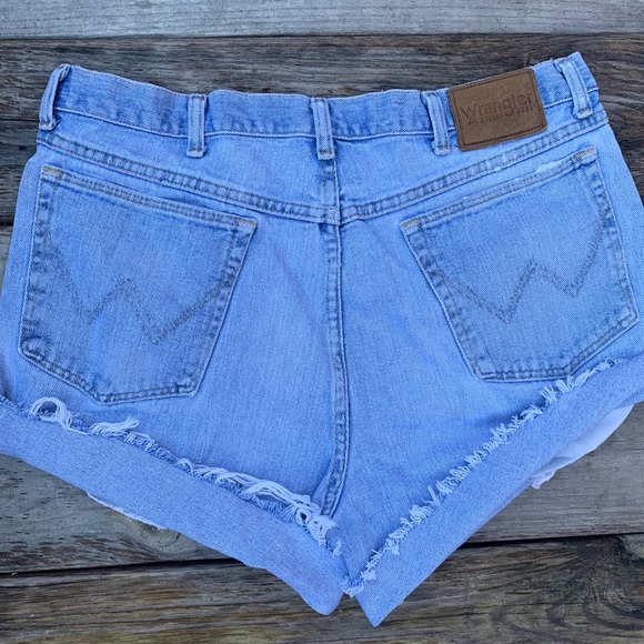 HIGH WAISTED WRANGLER CUT OFF SHORTS - Picture 5 of 5
